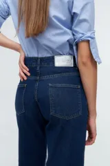 Pantalón de jean de cintura alta con piernas anchas, sutilmente descolorido para un aspecto desgastado.