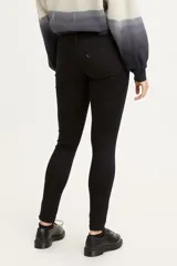 Pantalón de jean negro, tiro medio, corte super skinny.