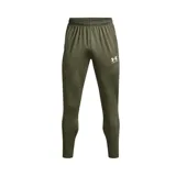 Pantalón deportivo Under Armour Challenger color verde militar, con cintura elástica ajustable, corte ajustado y logo de la marca estampado en blanco en la pierna derecha.