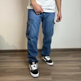 Pantalón jean azul de corte recto con bolsillos cargo laterales.