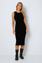 Vestido midi negro de tejido de punto acanalado, sin mangas y cuello redondo.