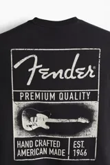 Remera negra de corte holgado con estampado frontal de la marca Fender en color blanco.