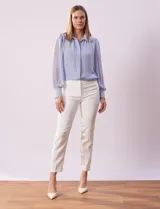 Pantalón de vestir color beige, marca Zac & Rachel, de corte recto y largo al tobillo.