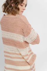 Sweater tejido calado a rayas horizontales anchas en color gris oscuro y crudo, con escote en V y corte recto.