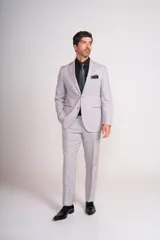 Traje de vestir gris claro, compuesto por saco de dos botones con solapa de muesca, bolsillo de ojal y dos bolsillos de parche. Incluye pantalón de vestir a juego.