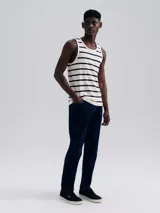 Pantalón de jean de calce slim, color azul oscuro, con bolsillos delanteros y traseros.