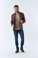 Sobrecamisa de viyela para hombre con interior capitoneado, fit regular, manga larga, cierre con botones, bolsillos y logo en grifa de cuero.