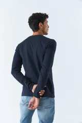 Remera blanca de manga larga con logo gris de la marca Mistral estampado en el pecho.