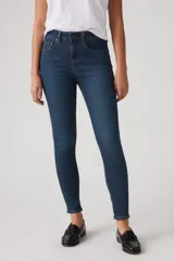 Pantalón de jean azul oscuro, corte skinny y tiro alto.