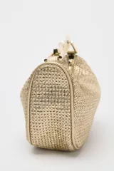 Bolso mini trenzado color dorado, con asa de mano metálica dorada y doble asa bandolera ajustable y extraíble. Tiene forro, bolsillo interior y cierre con cremallera.