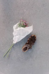 Sandalias bajas de cuero marrón con tiras entrecruzadas y hebilla lateral.