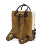 Mochila combinada en tres tonos de símil cuero: marrón, beige y negro. Tiene doble bolsillo frontal, asa de mano y correas regulables. En su interior tiene dos bolsillos con cierre y uno abierto con división para celular.