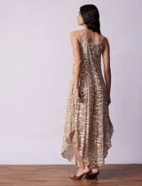 Enterito largo estampado, marca Catherine Malandrino, con espalda entrelazada, breteles finos regulables, ruedo asimétrico y abertura lateral con cierre invisible.