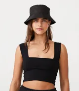 Blusa cropped básica negra de viscolycra con escote recto y tirantes anchos.