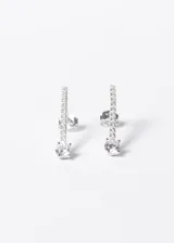 Par de caravanas colgantes de plata 925 con barra vertical engarzada con zirconias y cierre de mariposa.