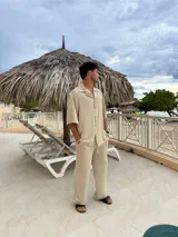 Pantalón de lino color beige, de corte recto y tiro alto.