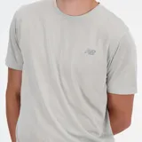 Remera deportiva New Balance para hombre, color gris claro, con cuello redondo y manga corta. Presenta un tejido texturizado de punto fino y el logo NB bordado en el pecho.