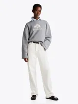 Buzo gris de Tommy Hilfiger de felpa con mezcla de algodón, cuello redondo, hombros caídos y manga ancha. Tiene cuello y bajo de punto canalé, logo bordado en el pecho y logo bordado en el ribete de la manga.