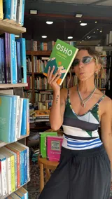 Collar tipo gargantilla compuesto por pequeñas cuentas de acrílico blancas, con dije de cuerno italiano (cornicello) esmaltado en turquesa y adornado con dos piedras rojas redondas. Los herrajes son dorados.