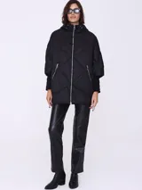 Campera negra acolchada con capucha, cierre frontal y bolsillos laterales con cierre. Tiene mangas 3/4 con puño de tricot.