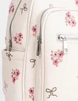 Mochila negra de cuerina con relieve y doble bolsillo frontal con cierre.