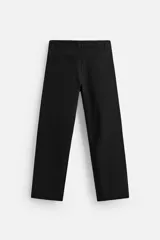 Pantalón negro de corte recto confeccionado en tejido de algodón.