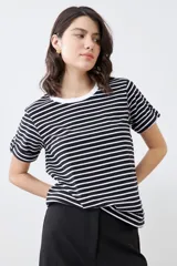 Remera de algodón a rayas horizontales blancas y negras, con cuello redondo blanco y mangas cortas con dobladillo.