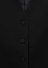 Chaleco negro con cuello en pico, diseño crop y cierre frontal con botones.