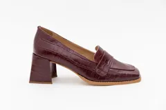 Zapato de cuero color bordó con textura croco, taco cuadrado y punta cuadrada.