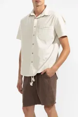 Short marrón de lino premium con cintura elástica, cordón de algodón y bolsillos laterales.