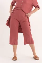 Pantalón palazzo color rosa oscuro, confeccionado en lino, con bolsillos laterales.