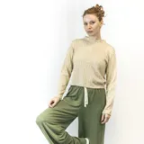 Sweater gris de punto acanalado, con cuello redondo y mangas largas.