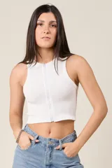 Top tipo musculosa de punto acanalado en color blanco, con cuello redondo y cierre de cremallera frontal.
