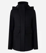 Campera negra alargada de polivelour con cuello con capucha, recortes delanteros, bolsillos con solapa y forro de poliéster.