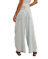 Pantalón de jean celeste, de corte amplio y tiro alto.