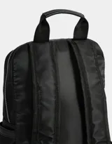Mochila negra de tela deportiva con bolsillo frontal con cierre, tiracierres de cordón y etiqueta de goma. Tiene correas regulables, manija superior y cierre superior.