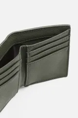 Billetera vertical negra de cuero texturizado con compartimento para billetes y tres ranuras para tarjetas en cada lado.