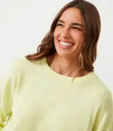 Sweater color marrón de punto con cuello redondo y mangas largas.