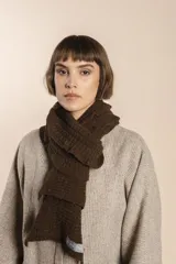 Bufanda tejida color marrón chocolate en punto fantasía con efecto de volado en los bordes.