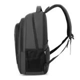 Mochila negra de tafeta con bolsillo frontal, tres divisiones con cierre, capacidad para notebook, bolsillos laterales de rejilla y detalles reflectivos.