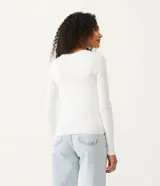 Cardigan blanco de punto con escote en V, manga larga y cierre frontal con botones negros.
