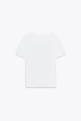 Camiseta blanca de algodón con cuello redondo, manga corta y estampado metalizado en el frente con formas abstractas y texto "AILGN92 SHAPES OF HARMONY".