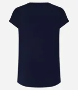 Remera lila de microfibra con escote redondo y mangas cortas.