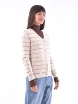 Cárdigan negro con rayas horizontales blancas, cuello en V y botones dorados.