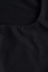 Top ajustado de manga japonesa, color negro, con escote cuadrado pronunciado.