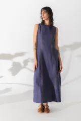 Vestido midi azul con costuras verticales en contraste color ocre.