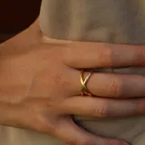Anillo minimalista de diseño delicado, confeccionado en plata 925 bañada en oro 18k.