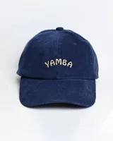 Gorro de pana color mostaza con visera y bordado frontal con la palabra "Yamba".