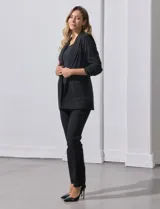 Blazer blanco de crepe, marca Dictionary. Cuello con solapa y abertura central. Delantera con bolsillos. Manga tres cuartos fruncida y forro interno.