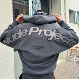 Campera con capucha color gris oscuro con logo "Nude Project" estampado en la espalda.